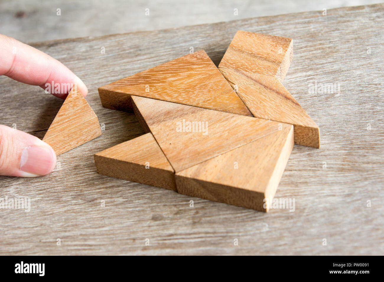 Hölzerne Tangram Puzzle warten zu Hause Form für Build Traum nach Hause oder glücklich Lebenskonzept zu erfüllen Stockfoto