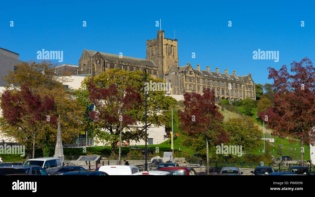 Bangor (Gwynedd) Universität, auf dem Hügel, mit Pontio im Vordergrund. Bild im Oktober 2018 übernommen. Stockfoto