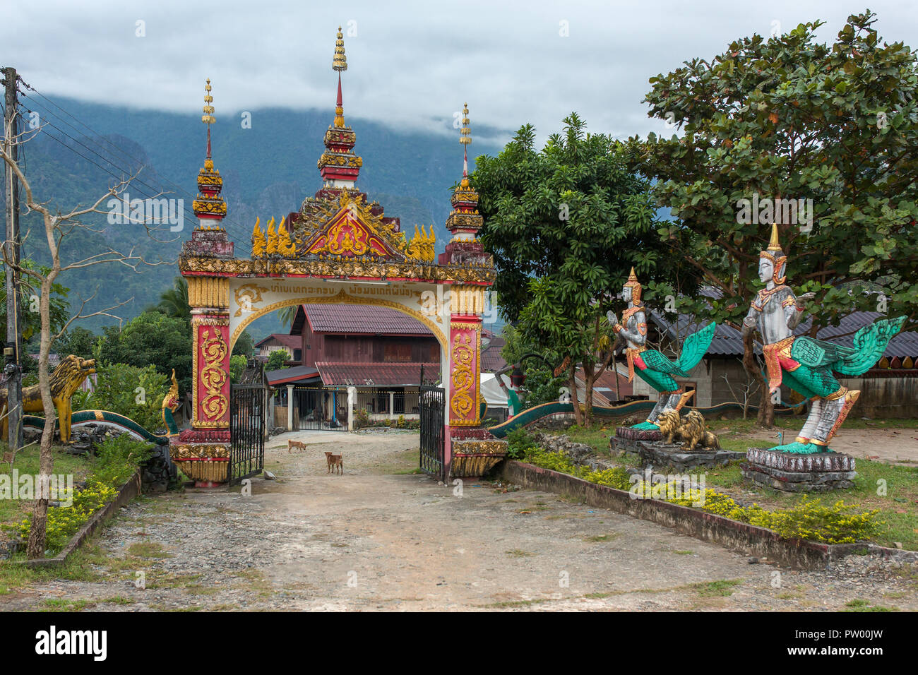 Eingang zum buddhistischen Tempel in der Nähe von Vang Vieng Dorf in Laos. Stockfoto