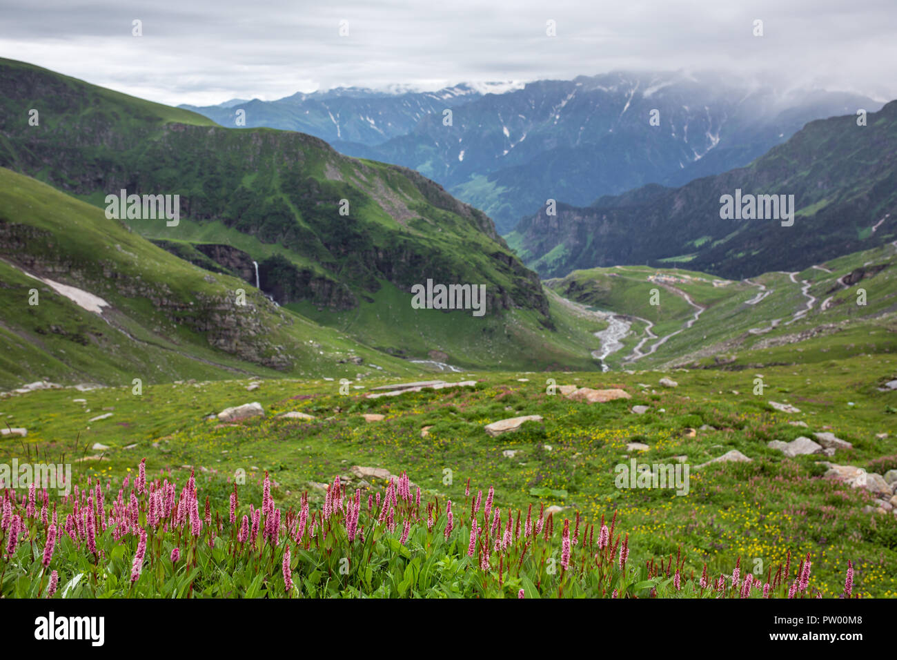 Blick von Rothang Pass an der schönen grünen Tal, Himachal Pradesh, Indien Stockfoto