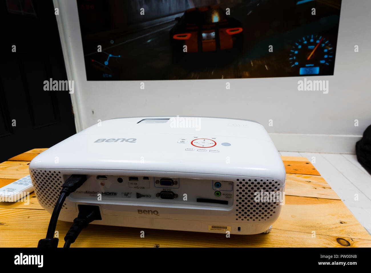 BenQ W1210 ST Projektor spielen Need For Speed für PlayStation 4. Stockfoto