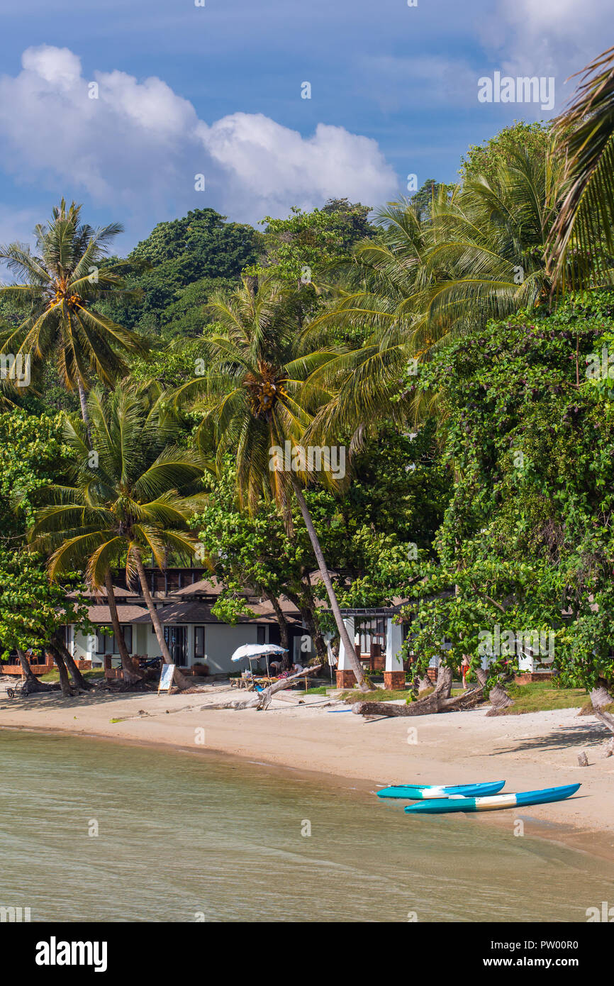 Kajaks auf dem Tropical Beach auf Koh Kood Insel in Thailand. Stockfoto