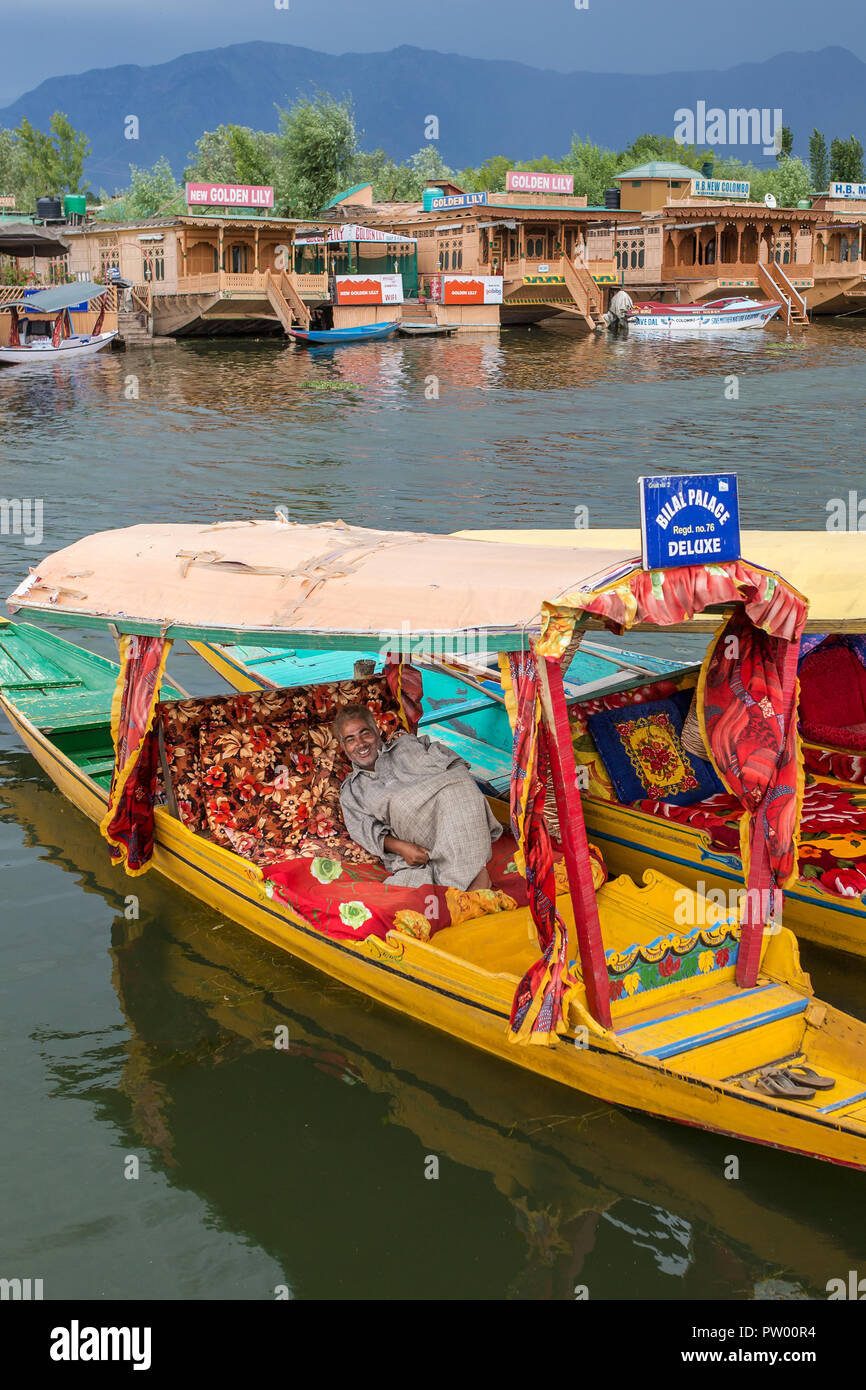 Srinagar, Indien - 14. Juni 2017: Bunte shikara Boote in Dal Lake, Jammu und Kaschmir, Indien. Lokale Leute benutzen Shikara für den Transport im Dal Lake Stockfoto