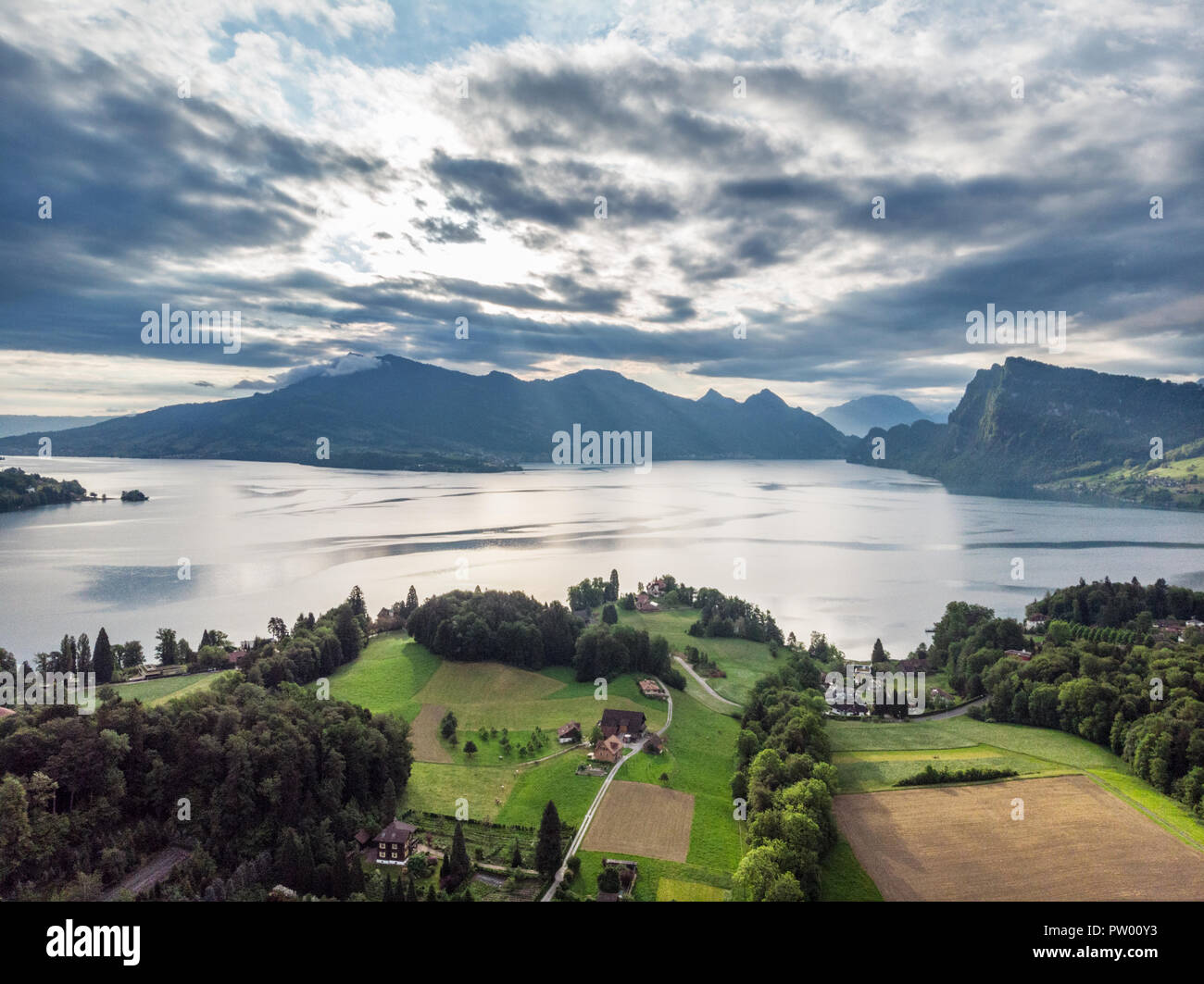Dorf Horn, den Pilatus, Schweiz, 13. Mai 2018. Wunderschöne Landschaft auf  See und Berge Stockfotografie - Alamy