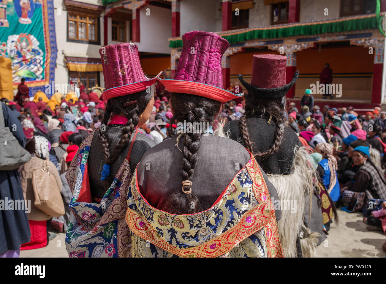 Lamayuru, Indien - 19. Juni 2017: Unbekannter Ladakhi Frauen, ethnischen Trachten in Ladakh, Indien Stockfoto