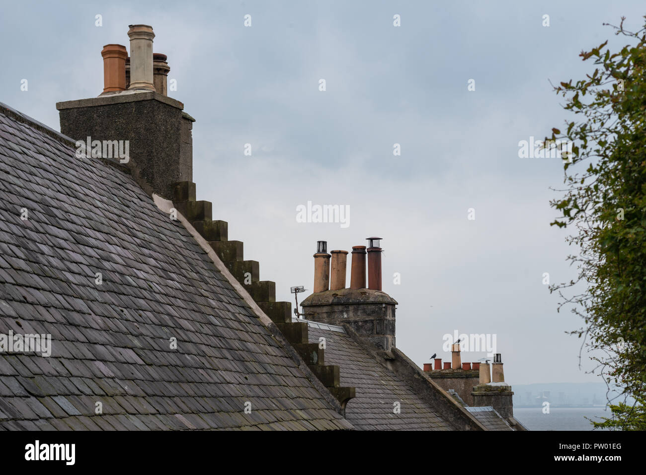 Schornsteine und Dächer, folgende Sehenswürdigkeiten: Culross, Dunfermline, Fife, Schottland, Vereinigtes Königreich Stockfoto