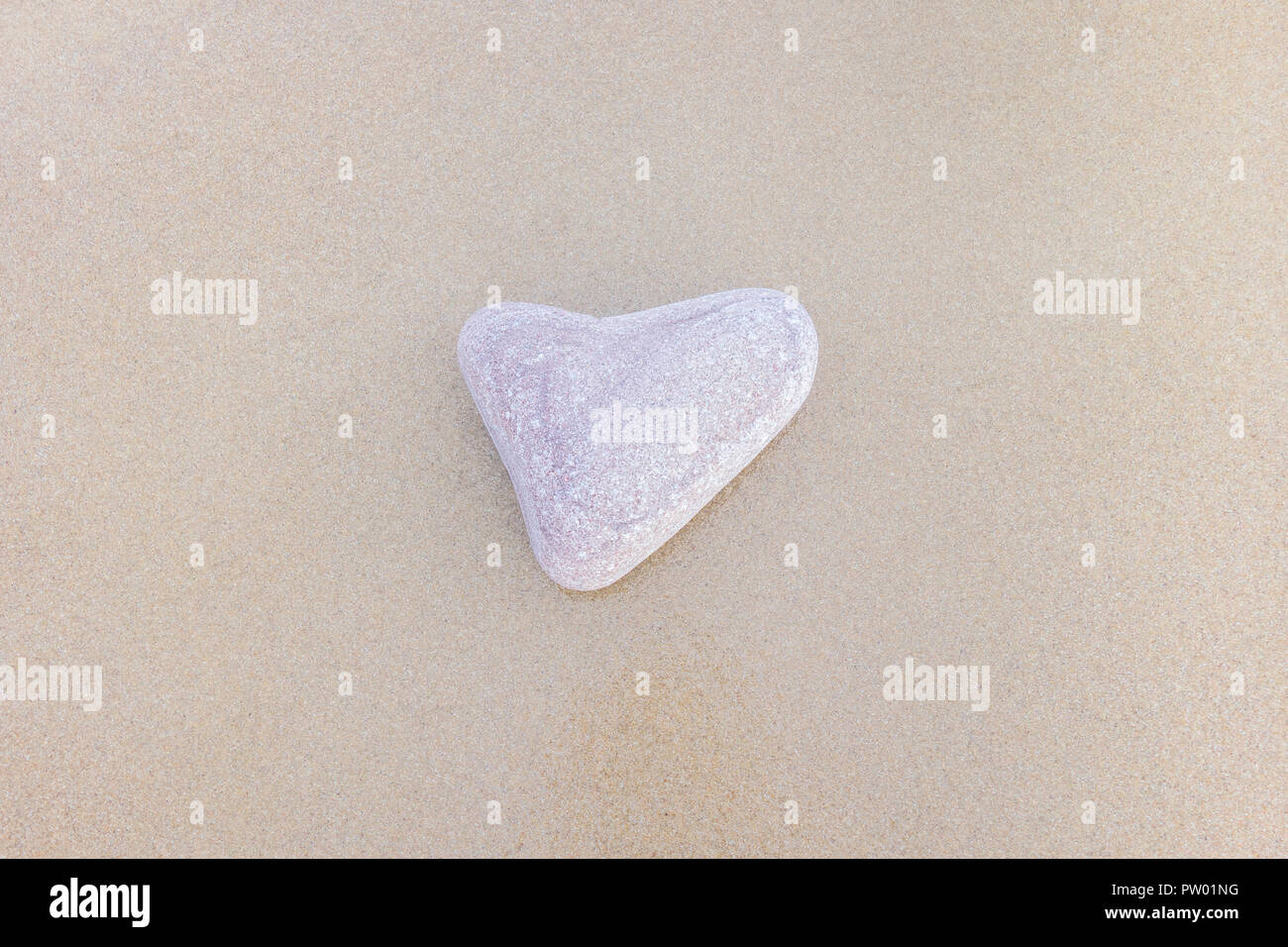 Ein Herz geformt Kiesel an einem Sandstrand, Frehel, Pleherel-Plage, Bretagne, Frankreich Stockfoto