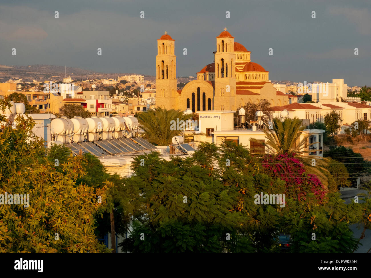 Blick auf Paphos mit der orthodoxen Kathedrale von Agio Anargyroi, Zypern. Stockfoto