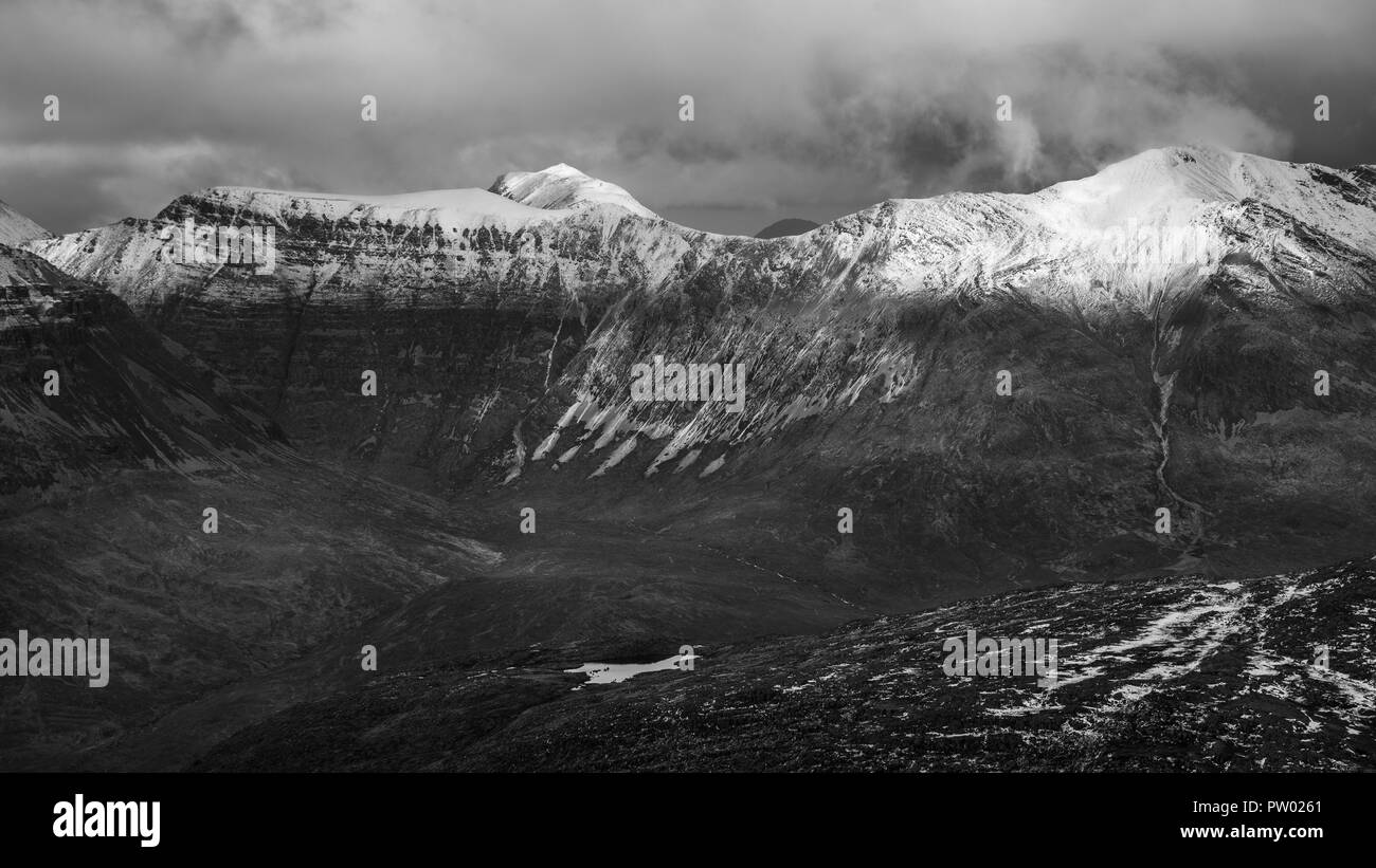 Beinn Liath Mhòr (926 m) ist eine Schottische Highland Mountain in der abgelegenen Gegend zwischen Strathcarron und Glen Torridon in Wester Ross gelegen Stockfoto