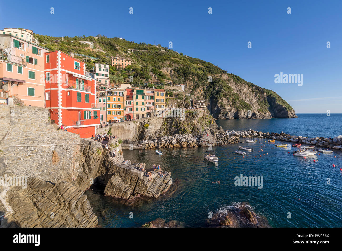 Riomaggiore durch einen schönen Nachmittag Licht beleuchtet, Cinque Terre, Ligurien, Italien Stockfoto