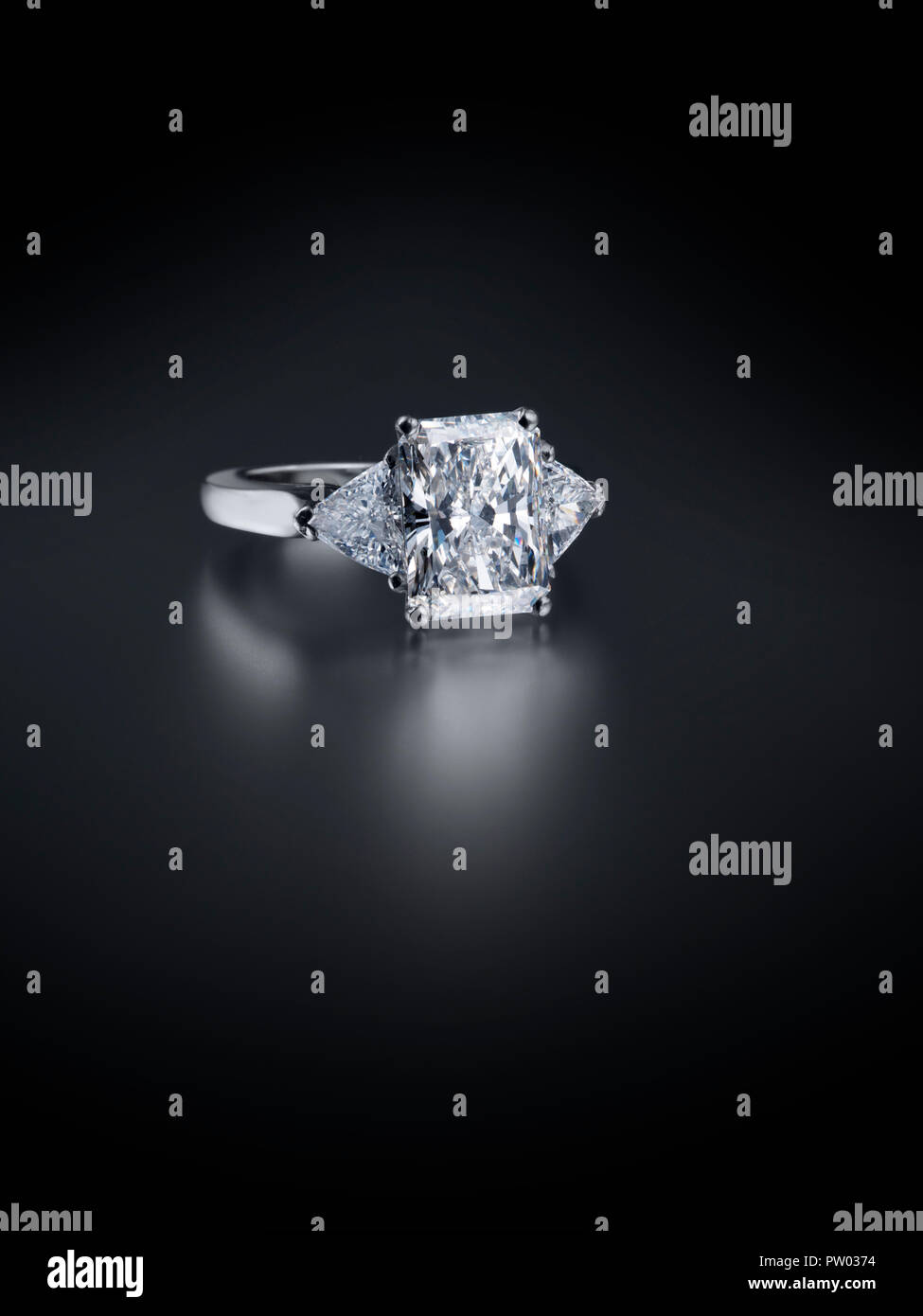 Zwei Platin Weißgold Verlobungsringe mit Birne und Prinzessin geschliffenen Diamanten, Baguettes Dreieck Stockfoto