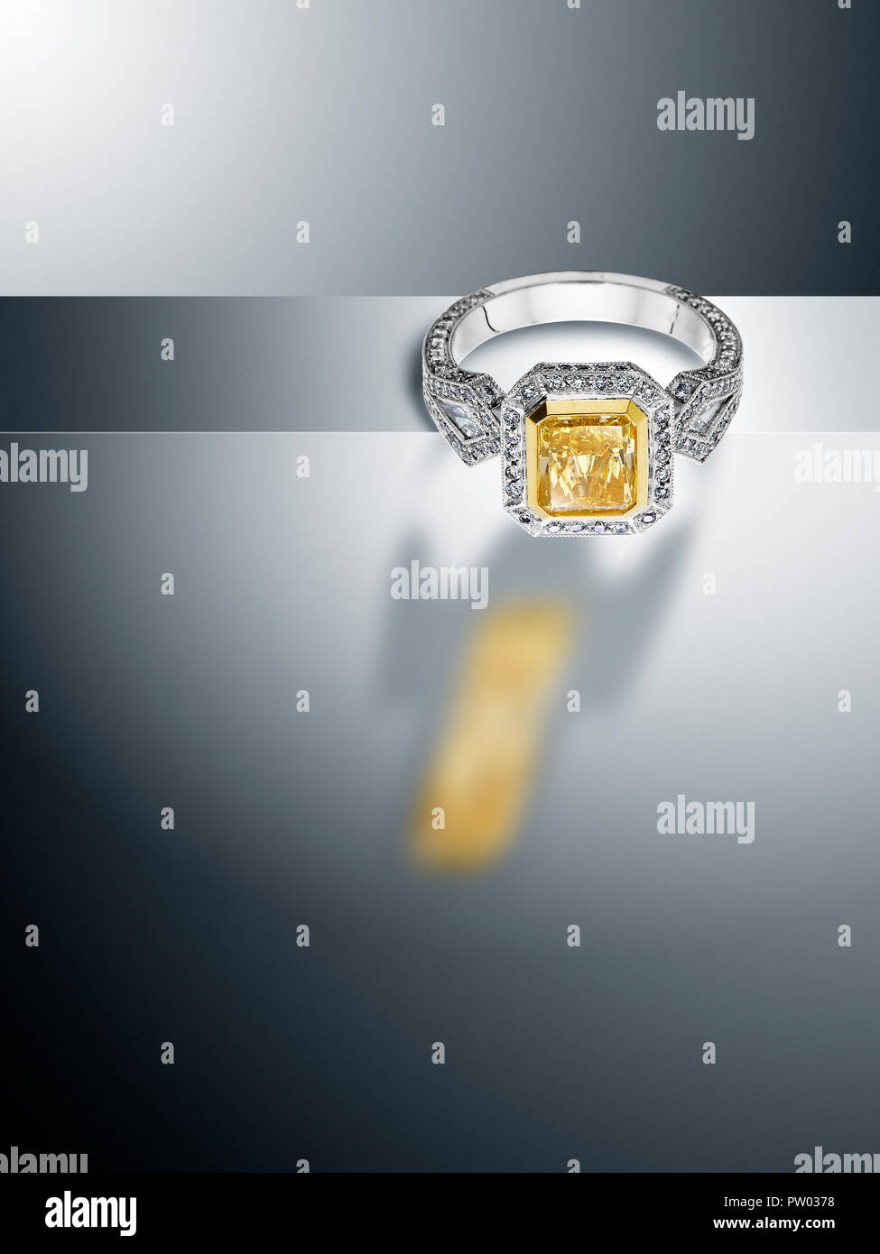 Platin Weißgold Verlobungsring mit strahlenden Gelb Fancy Cut Diamond, Dreieck, ebnen Stockfoto