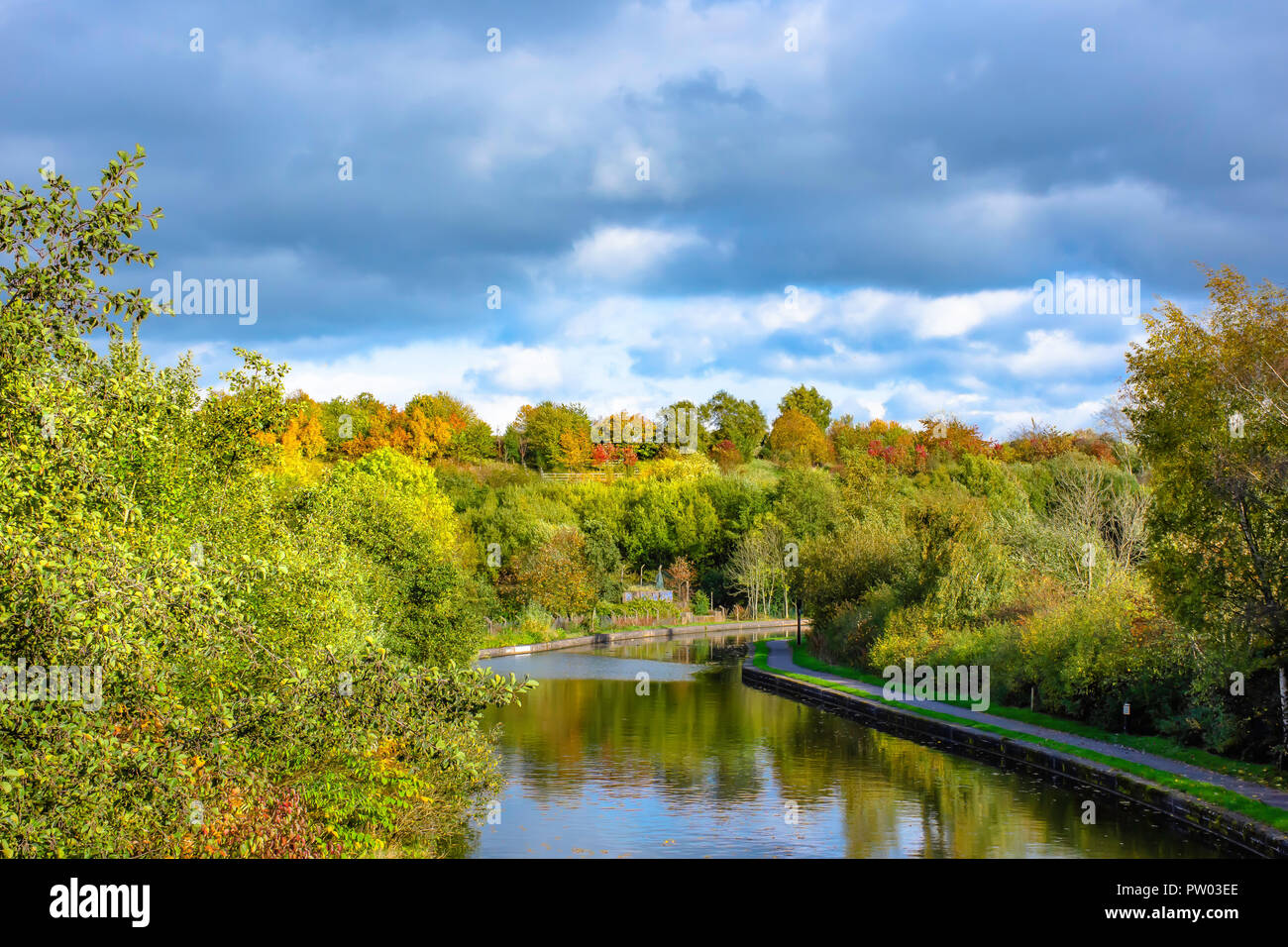 Britische Landschaft. Trent und Mersey Canal in Stoke-on-Trent, Staffordshire, Großbritannien auf Herbst Tag. Bäume mit laubfärbung Spiegelungen im Wasser. Stockfoto