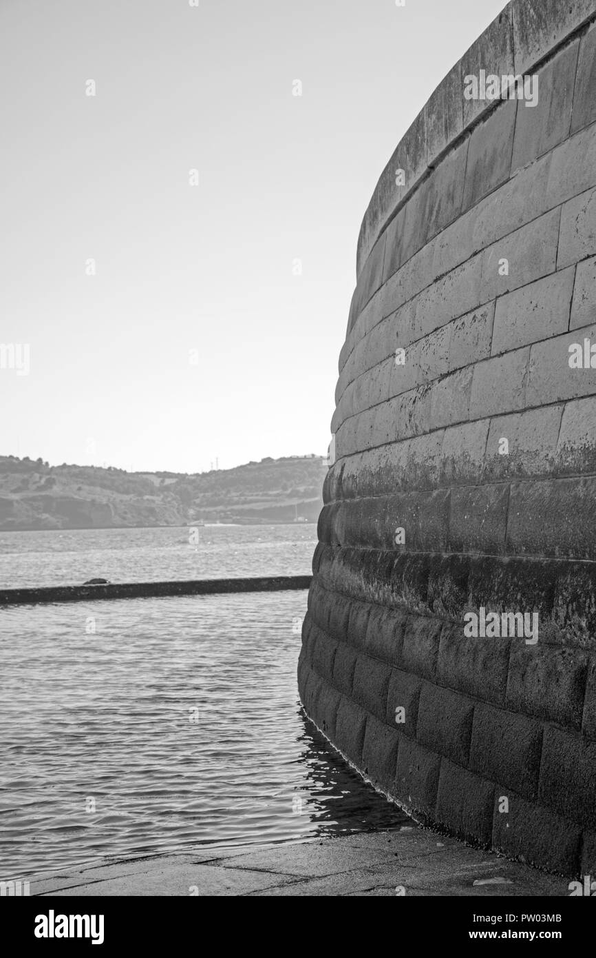 Verteidigungsmauer neben dem Belem Turm, Lissabon Portugal mit Blick auf den Fluss Tejo. Stockfoto