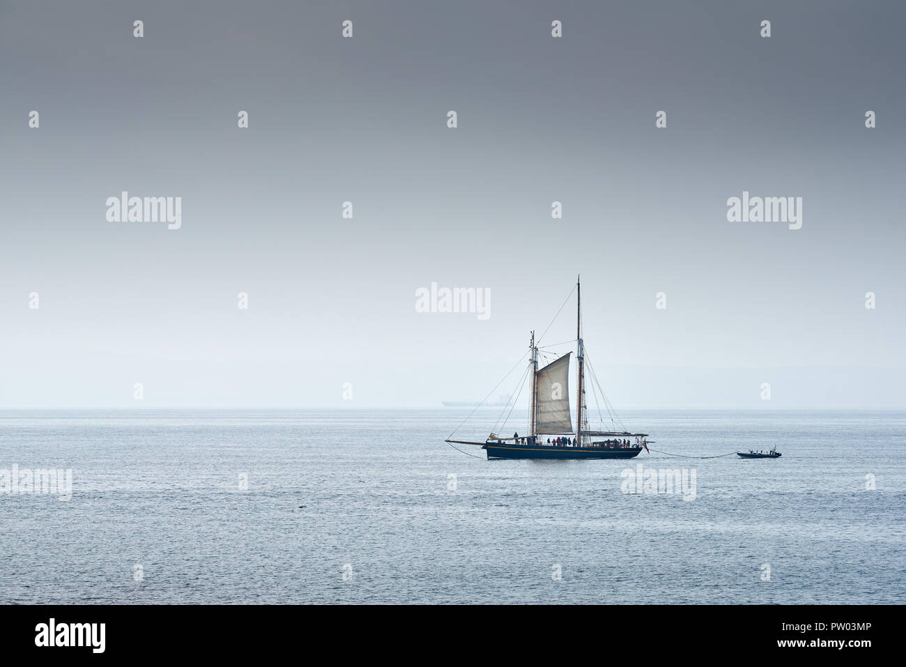 "Geist der Falmouth Segelboot, teilweise durch Dunst und Nebel bedeckt, während einer Vergnügungsreise auf dem englischen Kanal vor der Landspitze von St Anthony's H Stockfoto "Geist der Falmouth Segelboot, teilweise durch Dunst und Nebel bedeckt, während einer Vergnügungsreise auf dem englischen Kanal vor der Landspitze von St Anthony's H Stockfoto