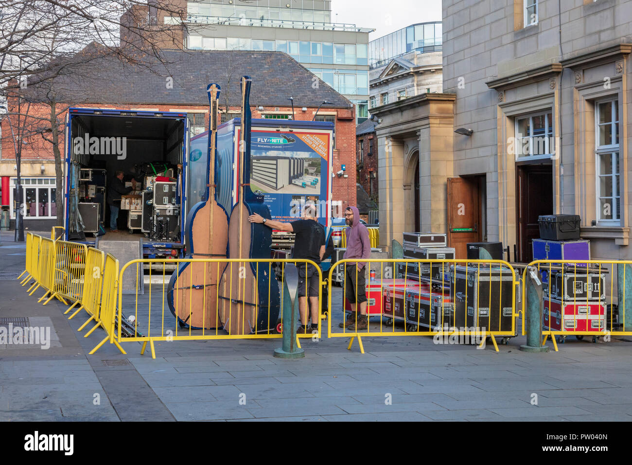 Ausrüstung für einen Chris Rea Konzert in Sheffield City Hall ankommen, Dezember 2017, South Yorkshire, Großbritannien Stockfoto