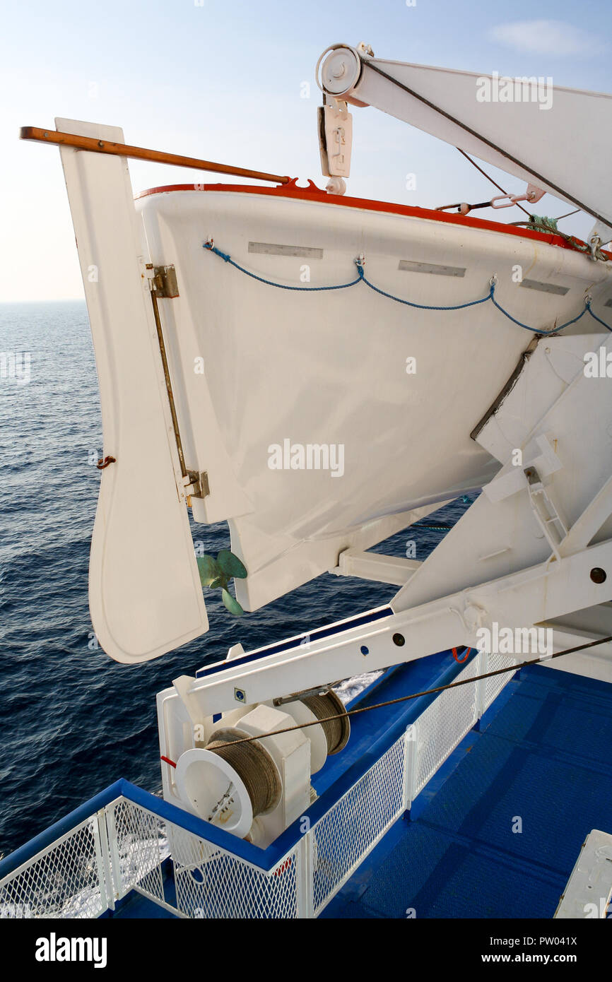 Rettungsboot auf einem Kreuzfahrtschiff. Reisen, Sicherheit und Transport. Stockfoto