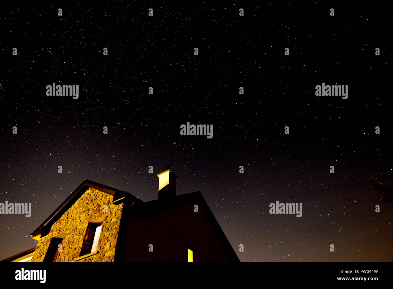 Sterne in der Milchstraße als im September nacht himmel über ein Haus in der ländlichen Westküste von Irland gesehen Stockfoto