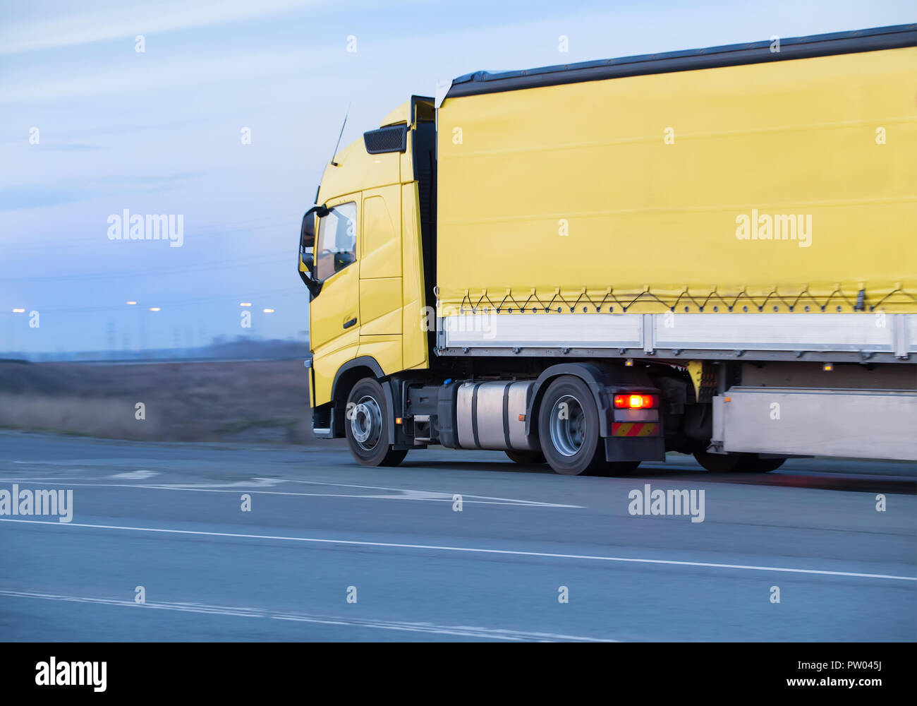 Fahrzeug in Abend auf Land Autobahn Stockfoto