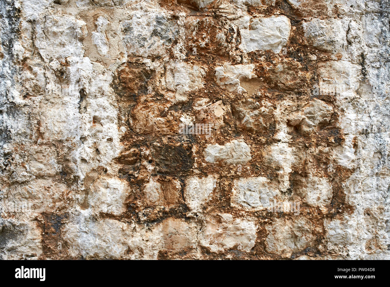 Alte Steinmauer mit rostigen Flecken. Closeup horizontale Foto. Im Freien. Stockfoto