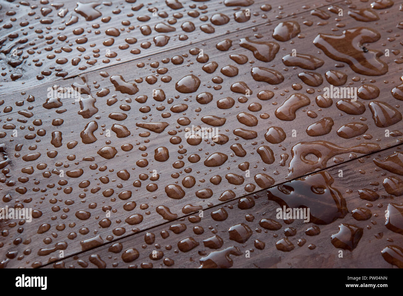 Wassertropfen auf einem Holzbrett closeup Stockfoto