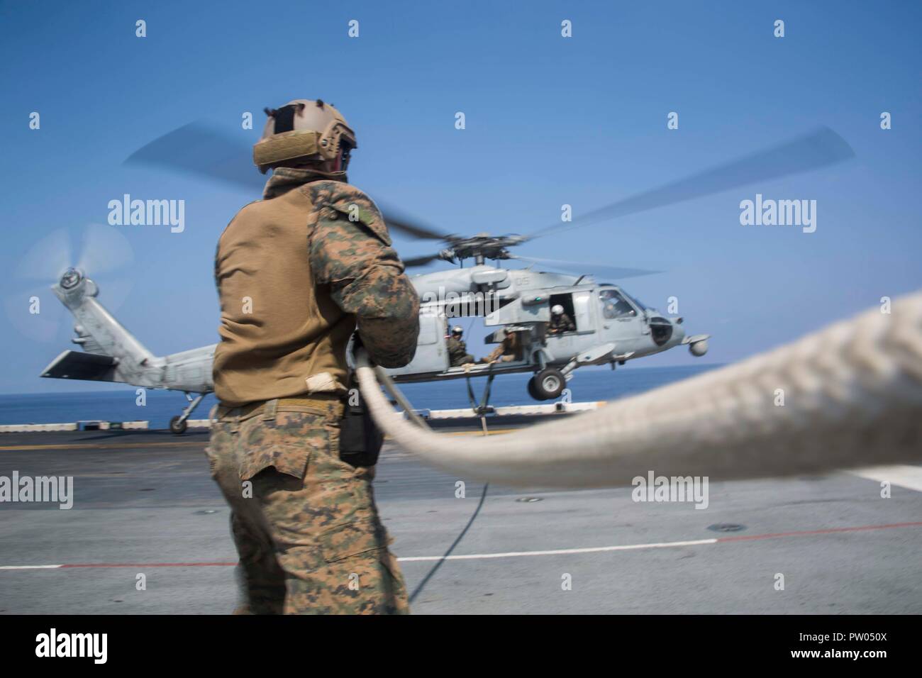 Marines mit Amphibious Reconnaissance Platoon des 31 Marine Expeditionary Unit aus einer Linie trennen zu einem U.S. Navy MH-60S Seahawk Hubschrauber während Special Patrol Insertion und Extraktion der Ausbildung an Bord der Amphibisches Schiff USS Wasp (LL 1), unterwegs in das Südchinesische Meer, Okt. 11, 2018 angebracht. SPIE Rigging erlaubt Marines zu betreten und zu verlassen taktische Landung Zonen, die mit Hubschraubern bei amphibischen Operationen nicht zugänglich sind. Das Seahawk gehört zu Hubschrauber Meer Combat Squadron 25. Die 31. MEU, das Marine Corps' nur kontinuierlich vorwärts - bereitgestellt MEU, bietet eine flexible f Stockfoto