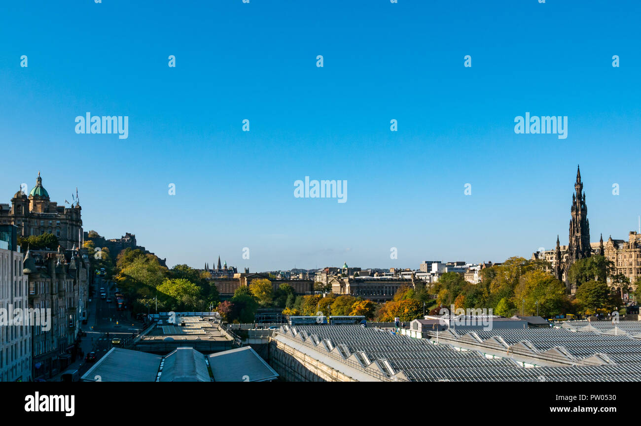 Viktorianische Scott Monument Turm und der Bahnhof Waverley Bahnhof Glasdach, Princes Street, Edinburgh, Schottland, UK im Herbst Sonnenschein Stockfoto