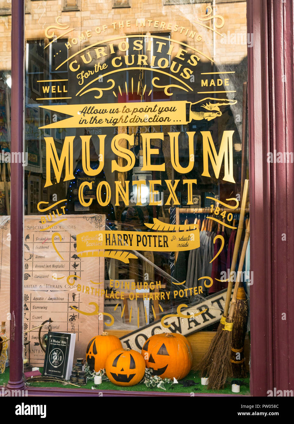 Harry Potter Winkelgasse Haus Schaufenster mit Erinnerungsstücken und Kürbisse für Halloween, Cockburn Street, Edinburgh, Schottland, Großbritannien Stockfoto