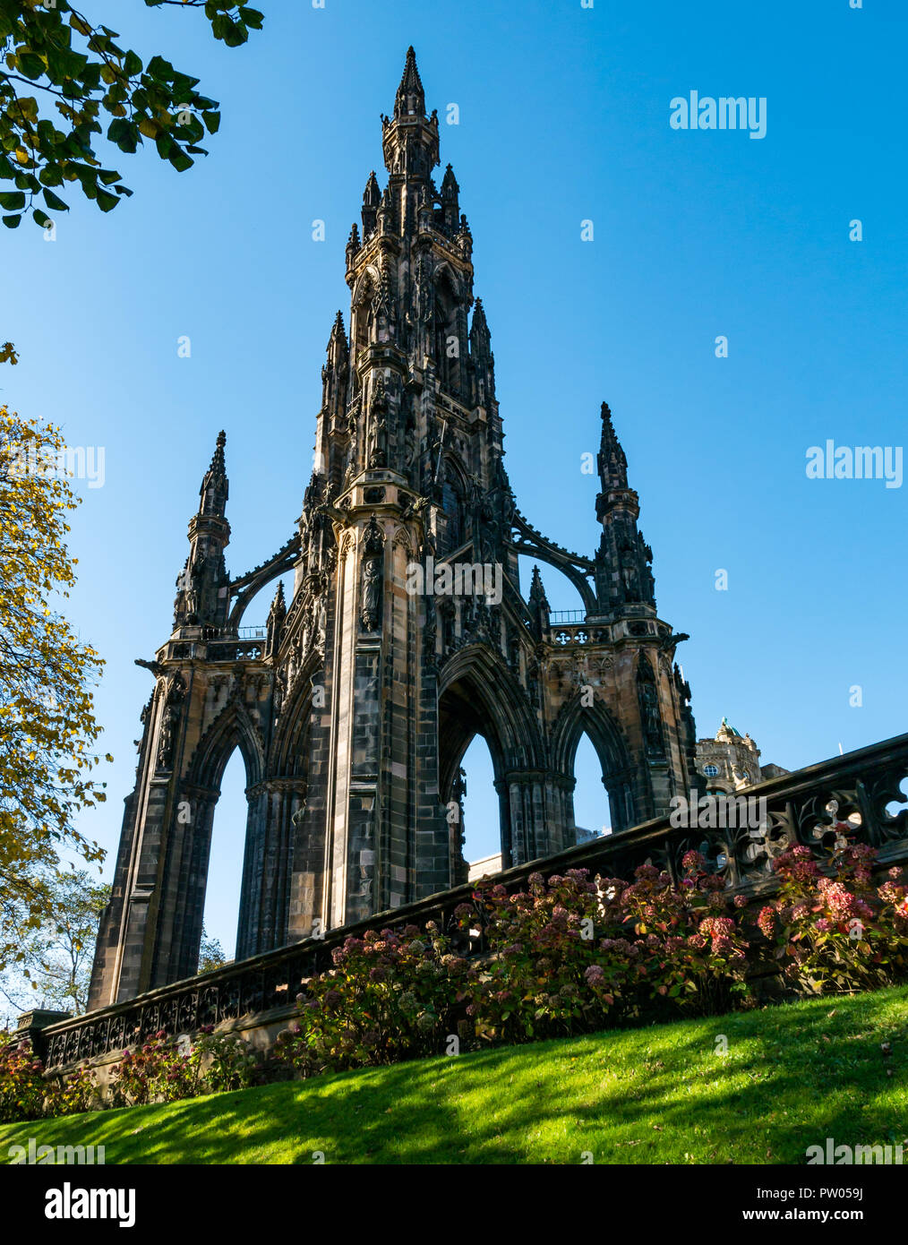 Sir Walter Scott Victorian Gothic Monument im Herbst Sonnenschein, Princes Street Gardens, Edinburgh, Schottland, Großbritannien Stockfoto