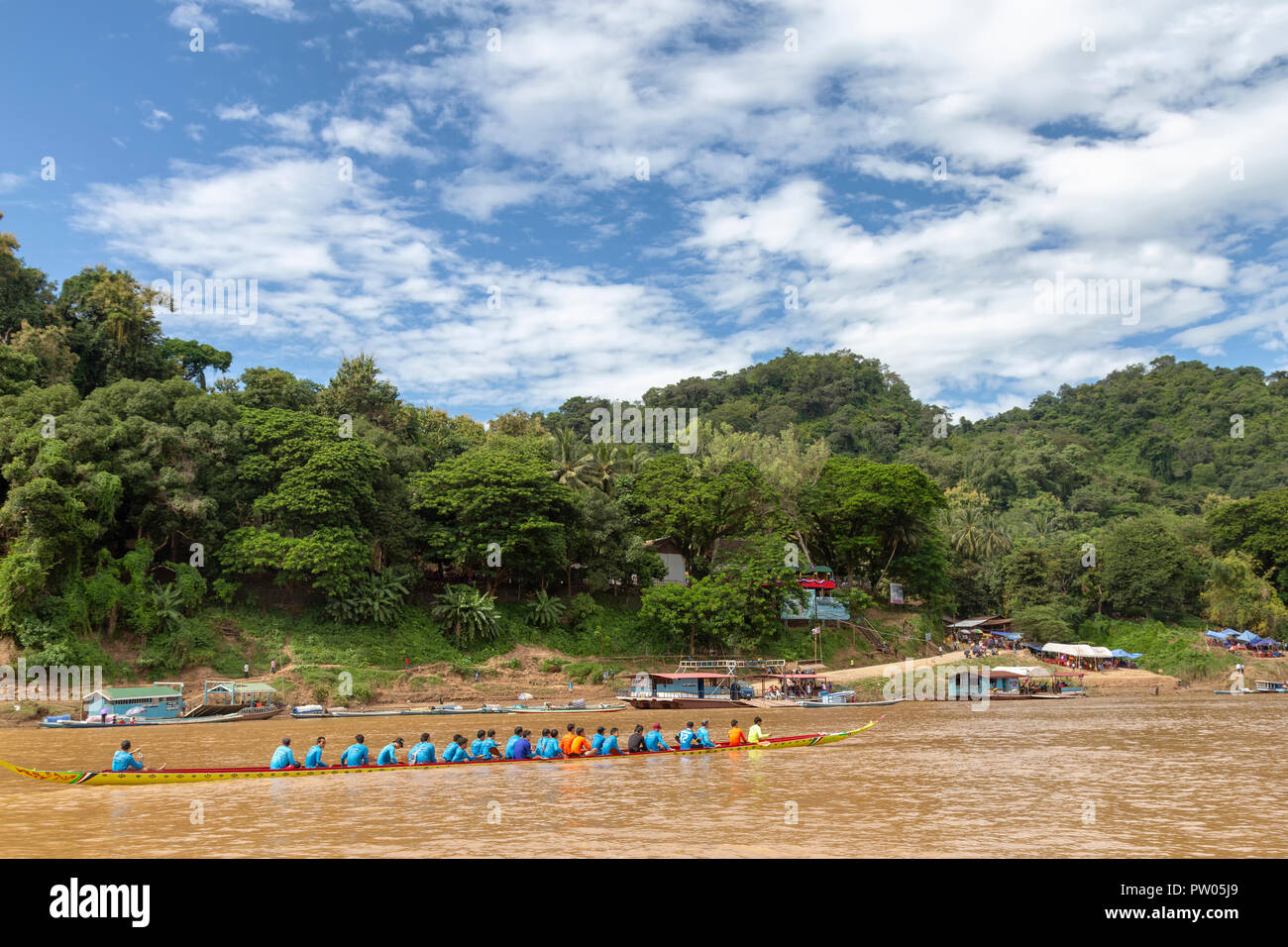 LUANG PRABANG, LAOS - OKTOBER 4: Nicht identifizierte Personen Reihe zu den Ausgangspunkt für ein Ende der buddhistischen Fastenzeit Boat Race in Luang Prabang, Laos Oktober Stockfoto