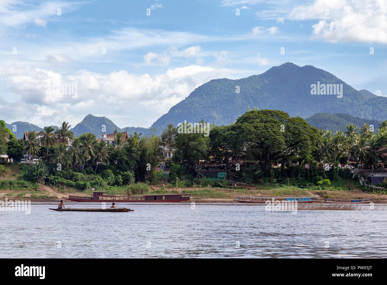 LUANG PRABANG, LAOS - OKTOBER 4: Nicht identifizierte Kinder in einem Boot auf dem Mekong Fluss in Luang Prabang, Laos spielen am 4. Oktober 2017. Stockfoto