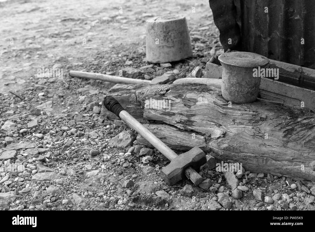 Ein Hammer in einem lokalen Dorf in Luang Prabang Schmiede in Schwarz und Weiß. Stockfoto