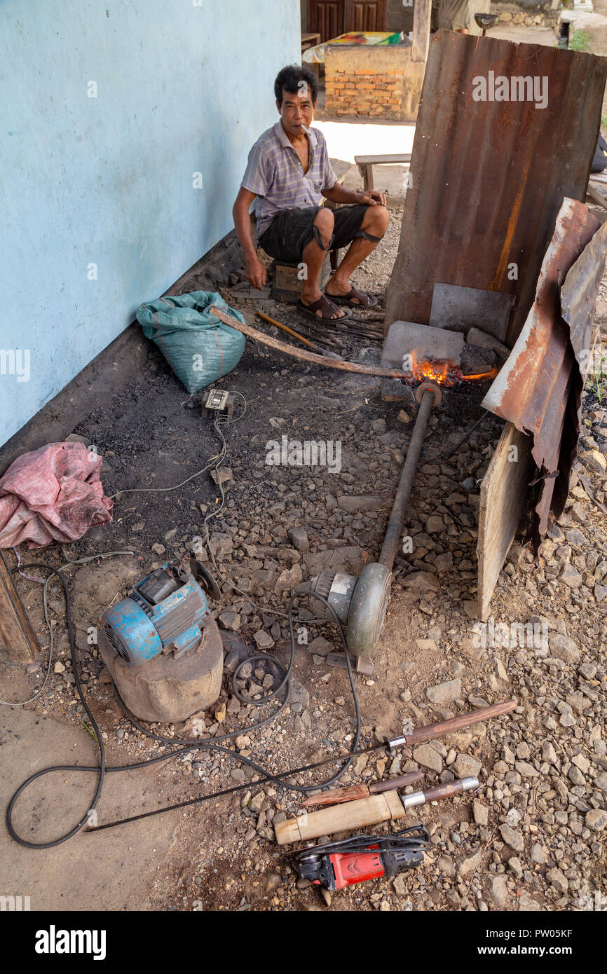 LUANG PRABANG, LAOS - OKTOBER 8: Ein unbekannter Mann rührt Kohlen auf lokaler Dorf in Luang Prabang, Laos am 8. Oktober 2017 zu schmieden. Stockfoto