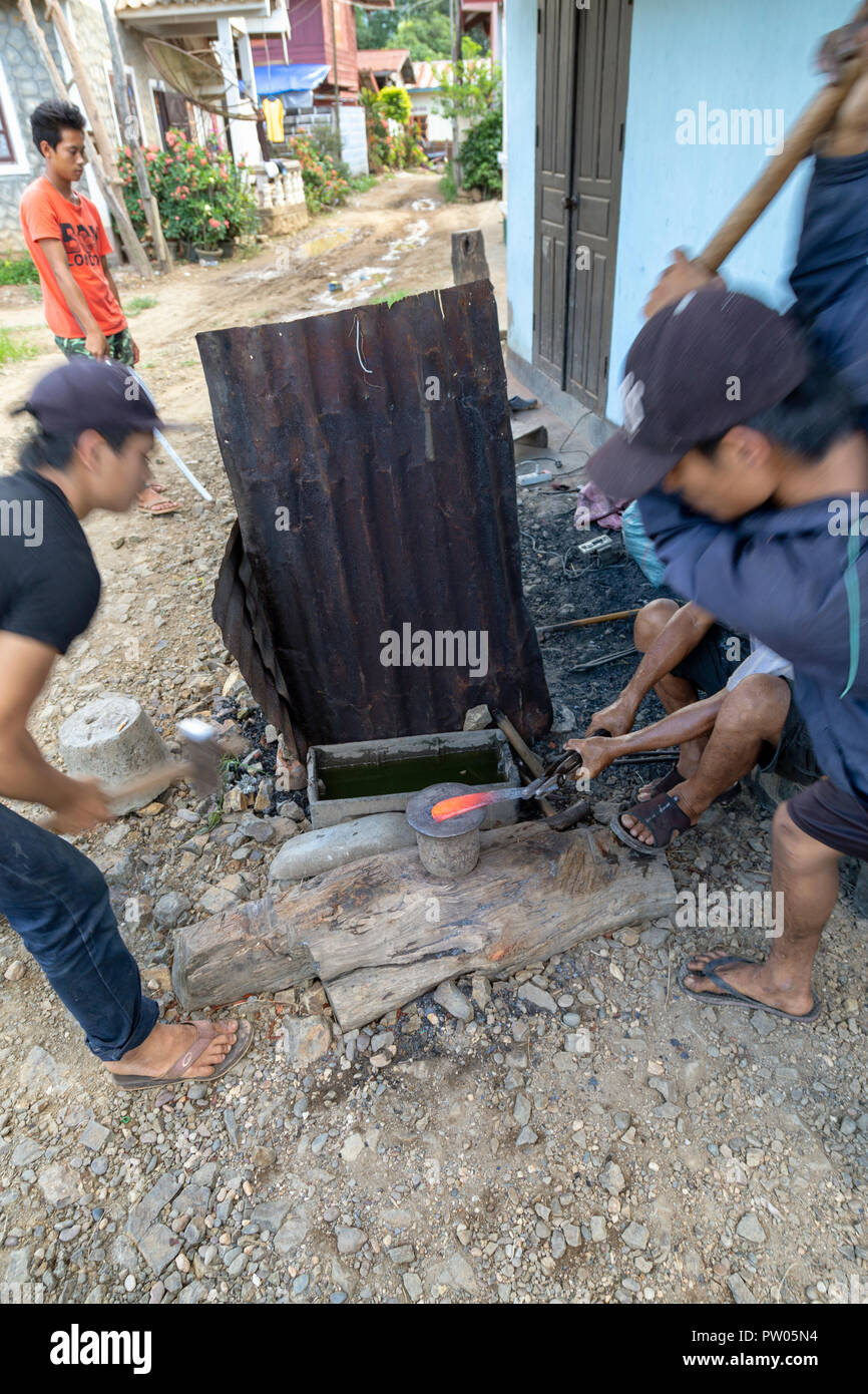 LUANG PRABANG, LAOS - OKTOBER 8: Nicht identifizierte Personen ein Messer an einem lokalen Dorf Schmiede in Luang Prabang, Laos am 8. Oktober 2017 zu schmieden. Stockfoto