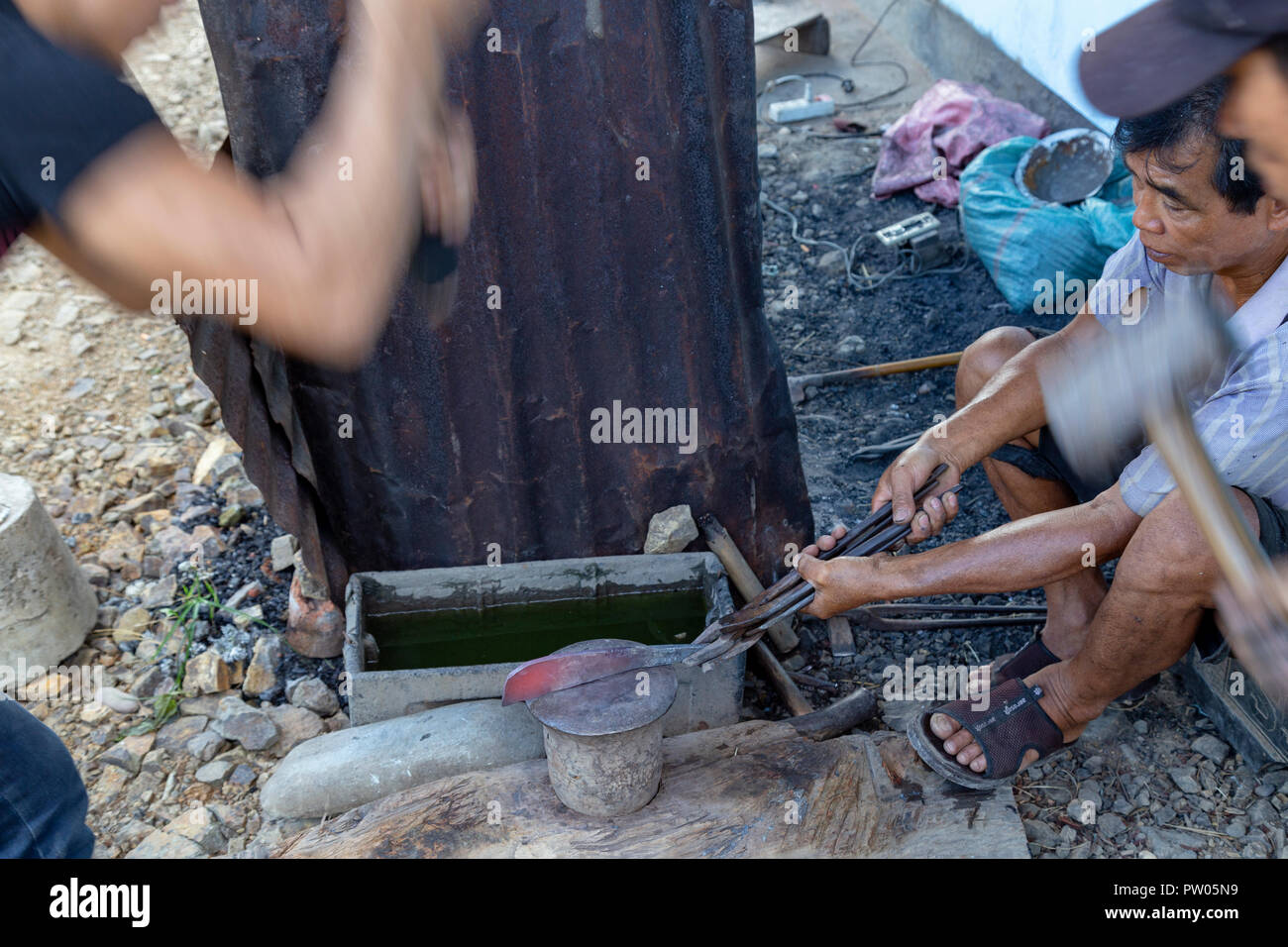 LUANG PRABANG, LAOS - OKTOBER 8: Ein unbekannter Mann schmieden ein Messer in einem lokalen Dorf in Luang Prabang, Laos am 8. Oktober 2017 zu schmieden. Stockfoto