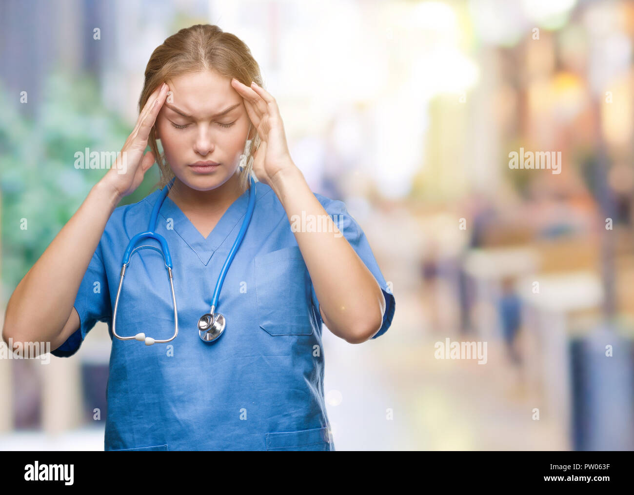 Junge kaukasier Arzt Frau tragen Chirurgen gleichmäßig über isolierte Hintergrund mit der Hand auf den Kopf für Schmerzen im Kopf, weil Stress. Migräne leiden. Stockfoto