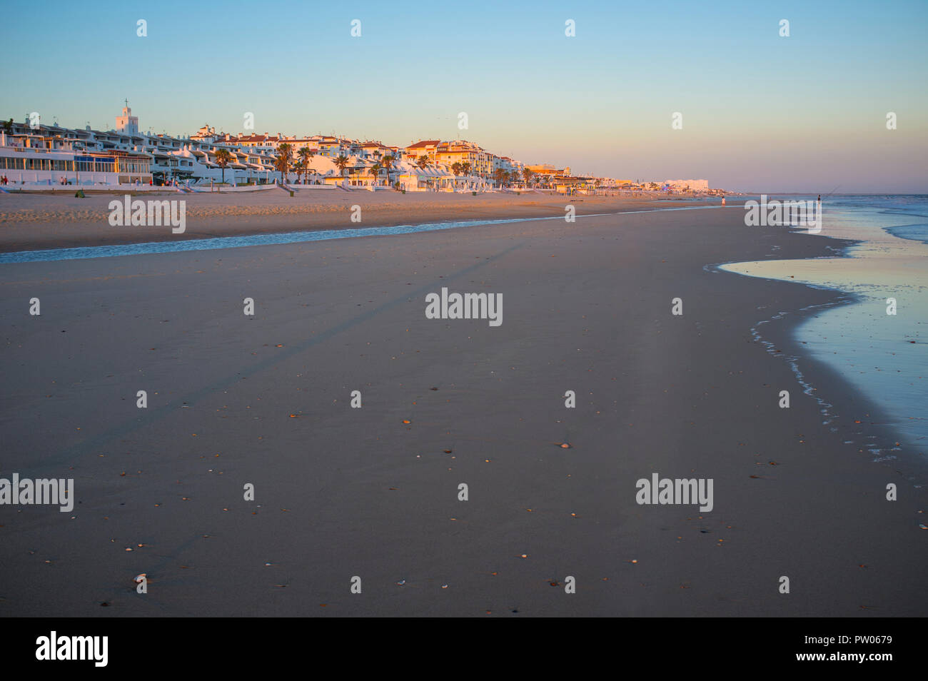 Matalascanas Stadt vom Strand bei Sonnenuntergang. Costa de la Luz, Huelva, Spanien Stockfoto