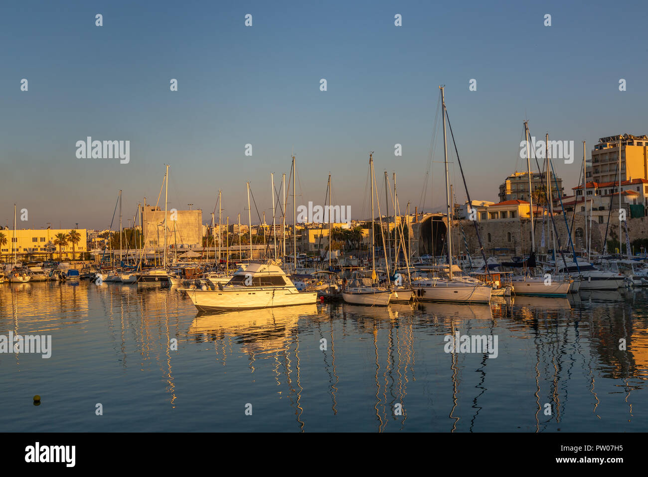 Altstadt Hafen bei Sonnenuntergang, Heraklion, Kreta, Griechenland Stockfoto