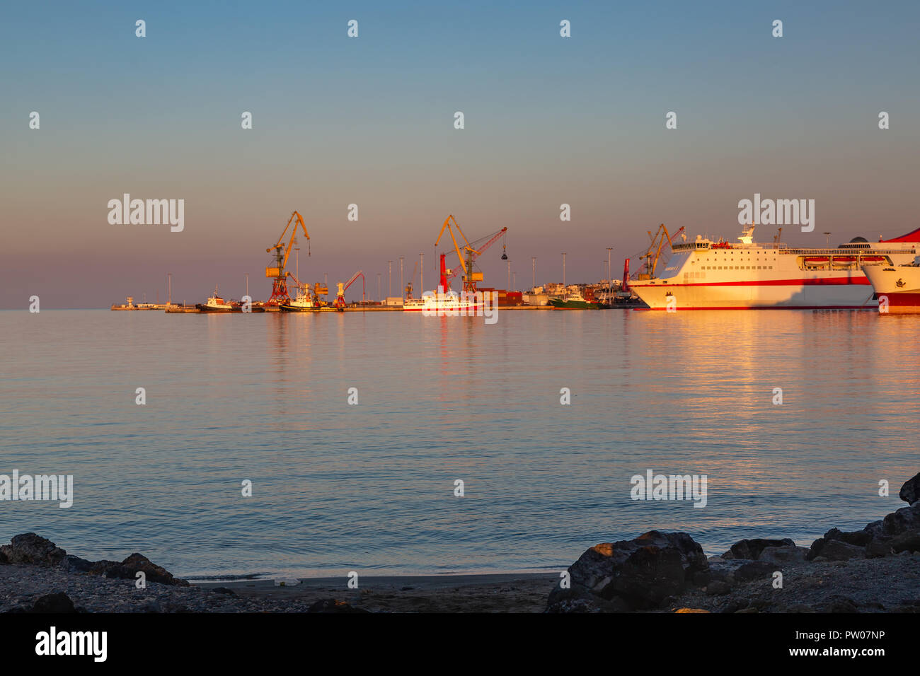Altstadt Hafen bei Sonnenuntergang, Heraklion, Kreta, Griechenland Stockfoto