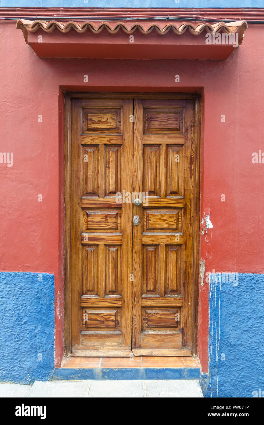 Alte braune Tür auf ein altes Haus Stockfoto