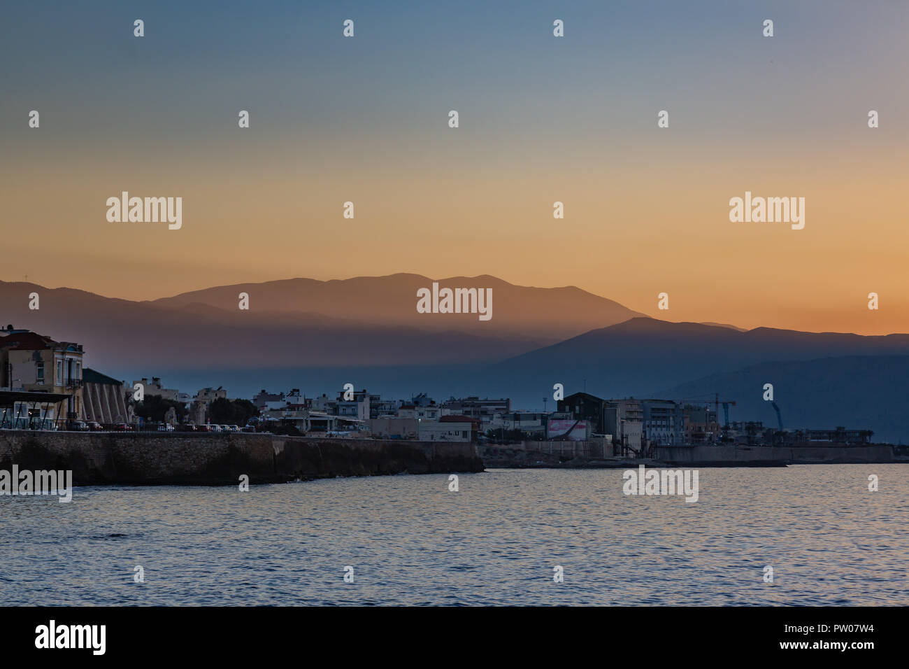 Blick auf das Meer vom Hafen bei Sonnenuntergang, Heraklion, Kreta, Griechenland Stockfoto