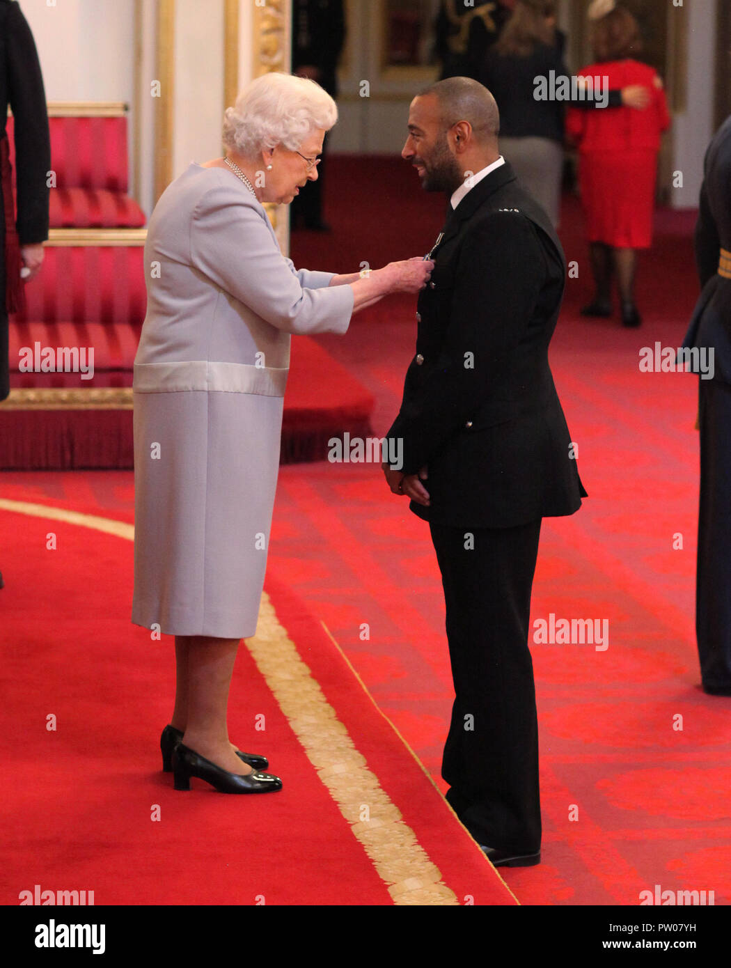 Constable Leon McLeod ist mit der Königin Galanterie Medaille von Queen Elizabeth II. eingerichtet, während einer Ordensverleihung am Buckingham Palace, London. Stockfoto