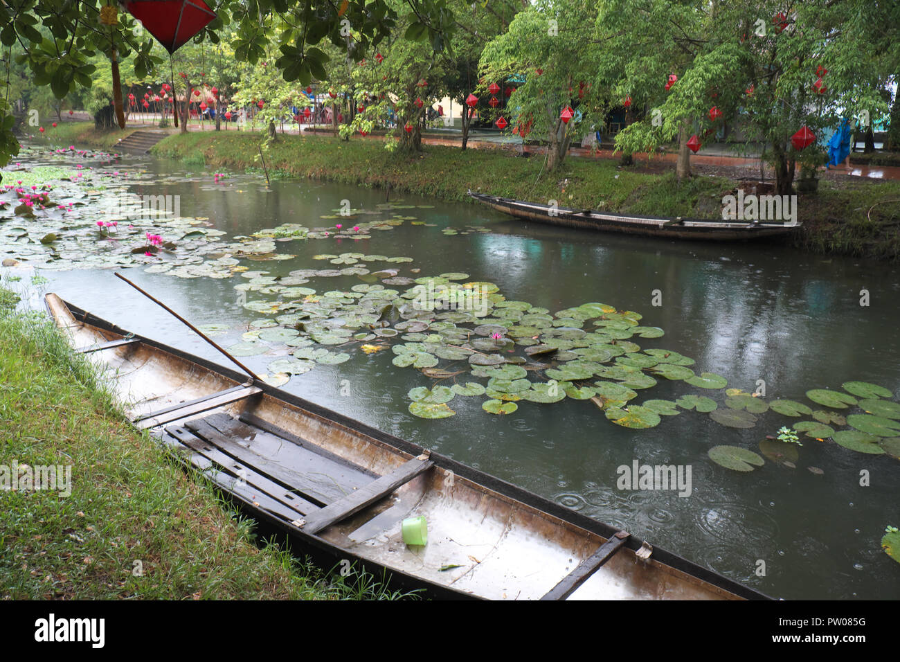 Vietnam - lokale Boot von alten US-Flugzeuge metall Kraftstoff tanks im malerischen Dorf Thanh Thuy in der Nähe der Thanh Toan Brücke außerhalb von Hue Stockfoto