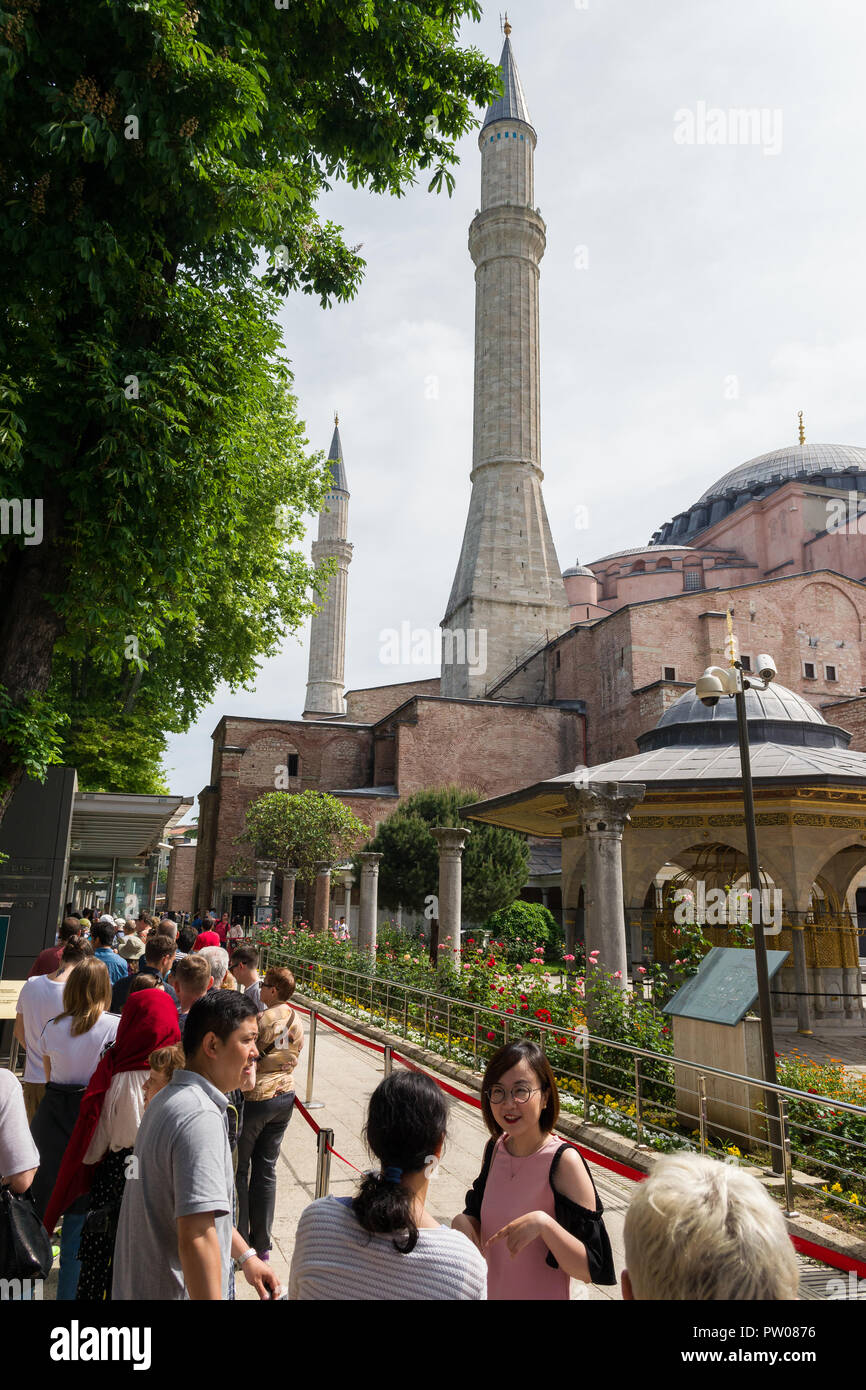 Touristen queuing außerhalb Tickets für das Hagia Sophia Museum an einem sonnigen Frühlingstag, Istanbul, Türkei Stockfoto