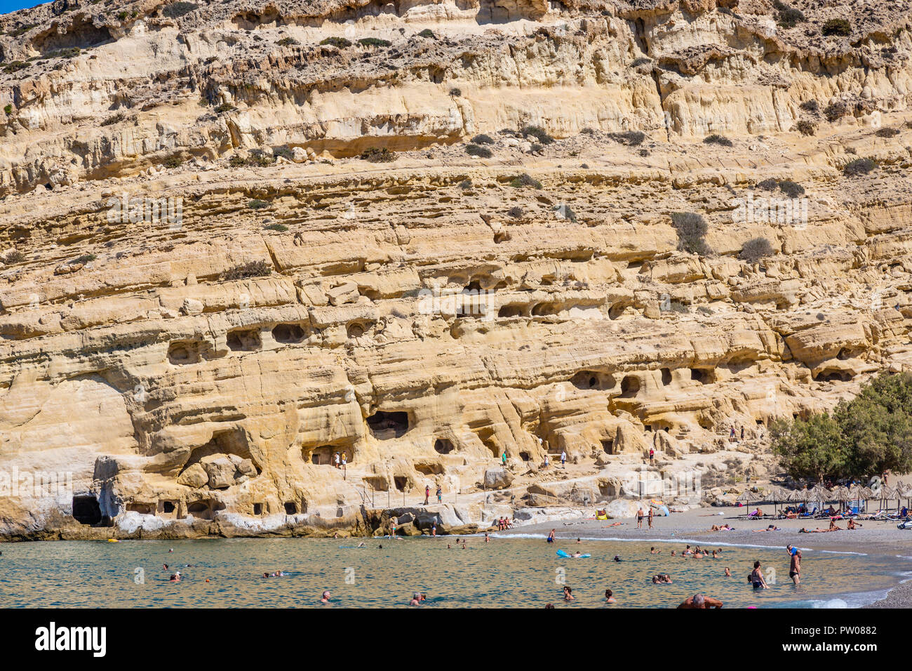 Matala, Griechenland - 25. September 2018: Die berühmten Hippies Matala Beach, Insel Kreta Stockfoto