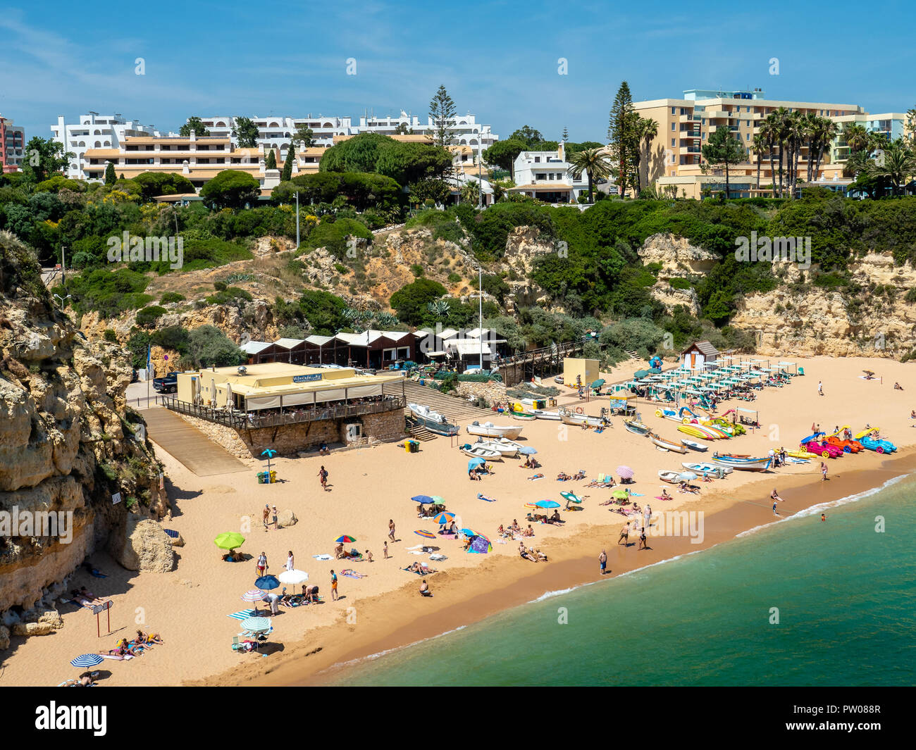 Armacao de Pera, Portugal - 14 Jun, 2018: Strand in der Nähe von Armacao de Pera, Algarve, Portugal Stockfoto