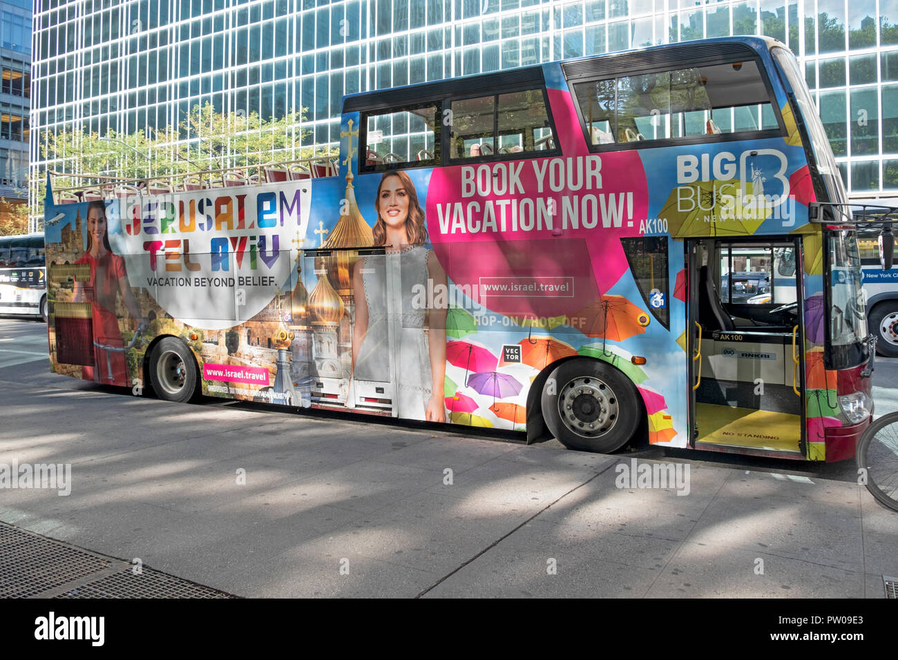Ein großer Bus Open Top Bus mit Werbung Förderung des Tourismus in Israel. An der 42nd Street in Manhattan, New York City. Stockfoto