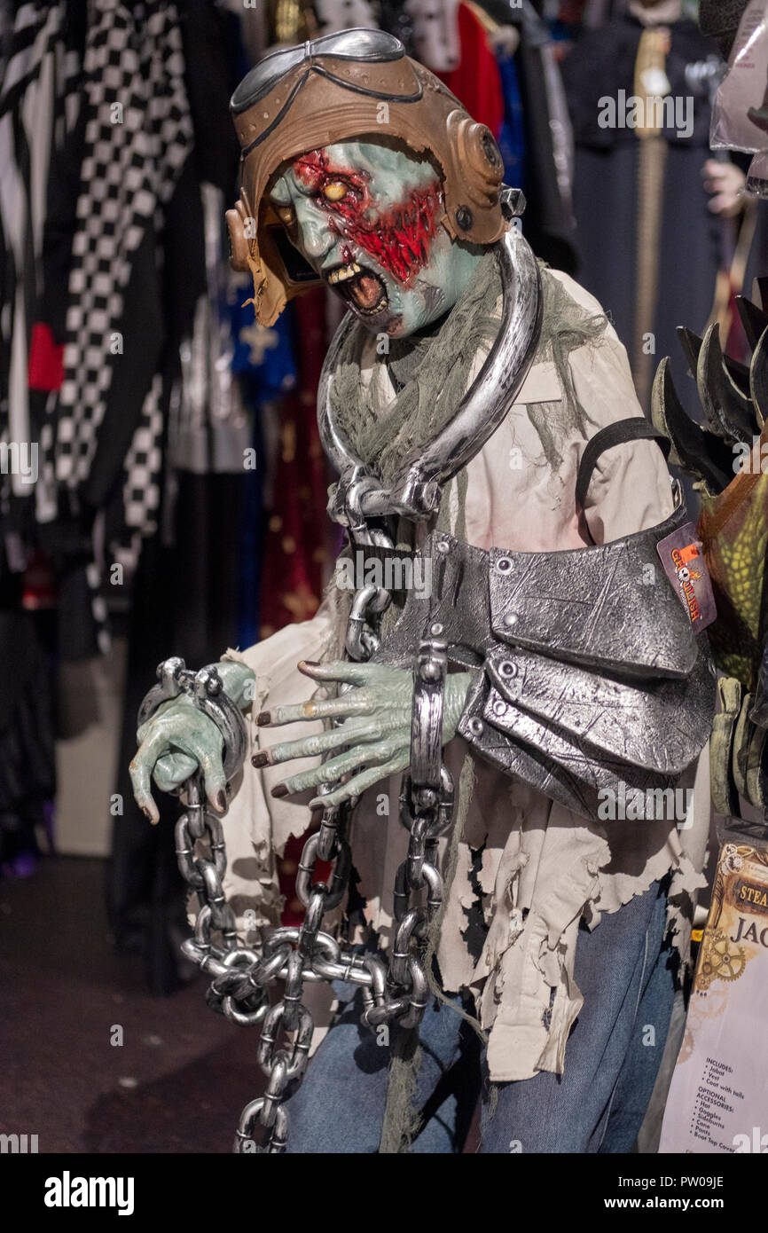 Eine Schaufensterpuppe mit einem erschreckenden Maske, Gummi Helm und riesigen Handschellen an einem Kostüm store in Manhattan, New York City. Stockfoto