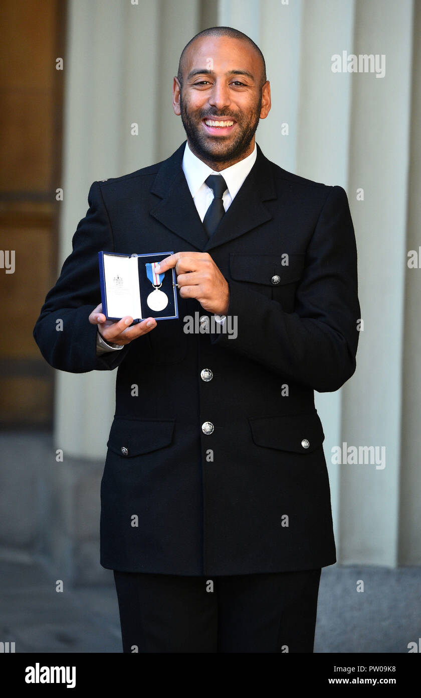 Constable Leon McLeod nach Erhalt der Königin Galanterie Medaille für seine Aktionen in der London Bridge Angriff nach einer Ordensverleihung am Buckingham Palace, London. Stockfoto