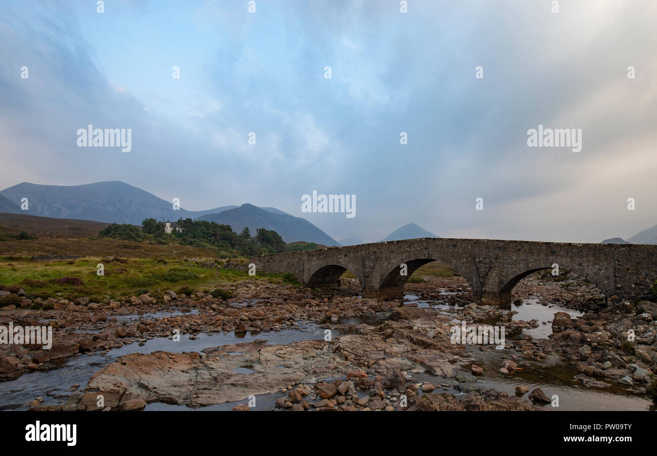 Die alte Brücke mit Sligachan Black Cuillin Berge im Hintergrund und tief hängenden Wolken, Isle of Skye, Schottland Stockfoto